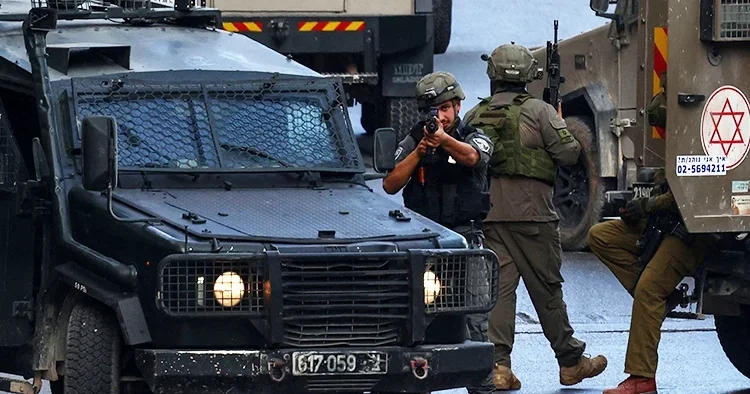 İsrail güçleri Batı Şeria ya saldırdı: 58 Filistinli elleri ve ayakları bağlanarak götürüldü