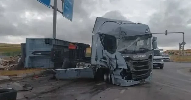 İki tır çarpıştı: Çorum daki kaza anı kameralara böyle yansıdı