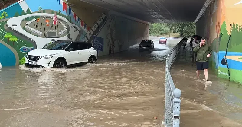Kocaeli de sağanak; alt geçit suyla doldu