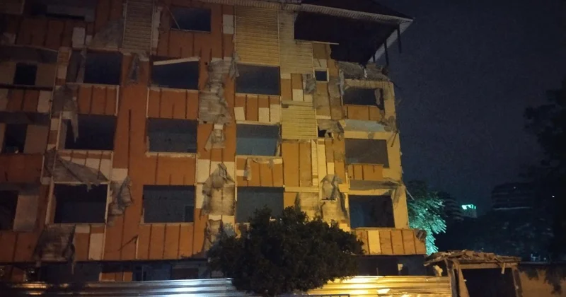 İstanbul da kentsel dönüşüm kapsamındaki binanın balkonları ile duvarı çöktü