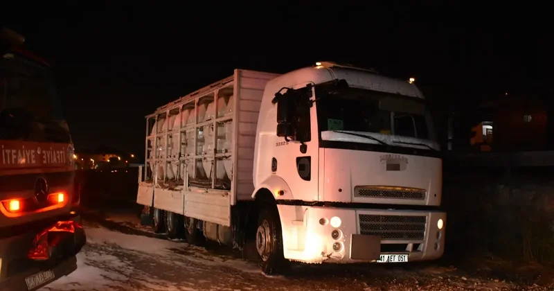 Asit sızdıran kamyon için ekipler seferber oldu: 2 yaralı