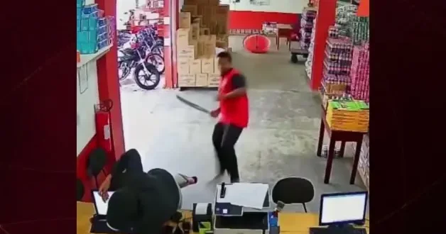 Brezilya da silahlı soyguncuya palalı müdahale: O anlar kamerada