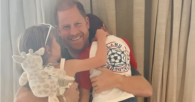 6 yıl sonra başladıkları yerdeler…Harry ve Meghan çoluk çocuk memlekete geri döndü!