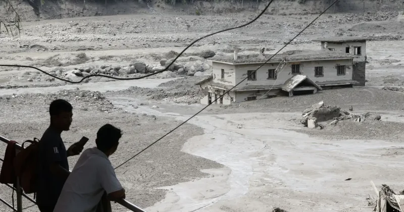 Nepal de sel 8 can aldı!