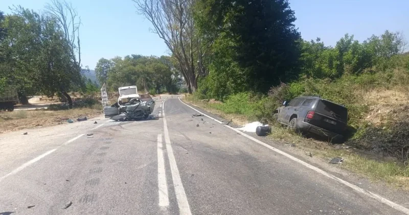 Manisa da korkunç kaza! İki otomobil kafa kafaya çarpıştı: 2 ölü, 2 yaralı