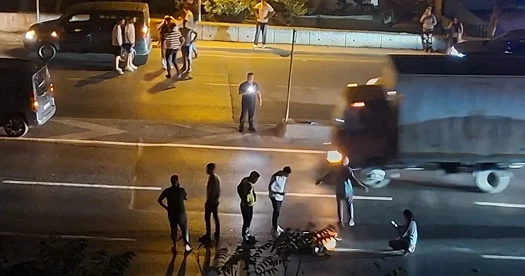 Büyükçekmece’de D 100 de feci kaza: Yolun karşısına geçmeye çalışırken 2 aracın çarptığı kadın öldü