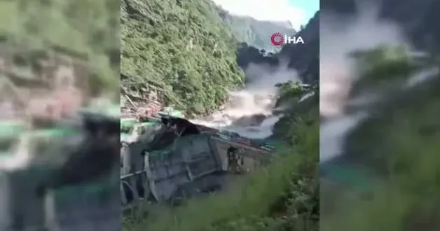 Nepal de sel felaketi: 8 ölü