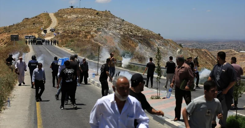 Soykırımcı İsrail in Batı Şeria da Filistinlilere yönelik saldırıları ve gaspları sürüyor
