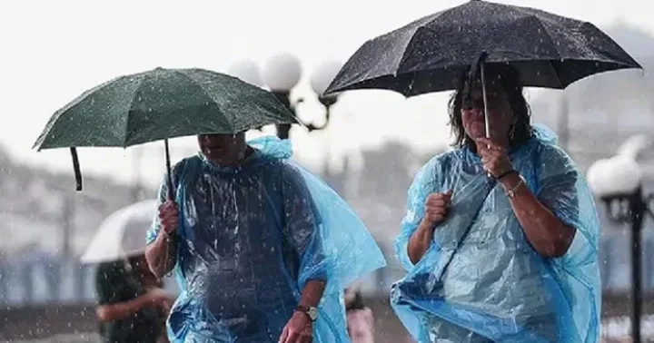 Hafta sonu plan yapanlar dikkat! Hava durumu değişiyor...Kavurucu sıcak gidiyor, gök gürültülü sağanak geliyor
