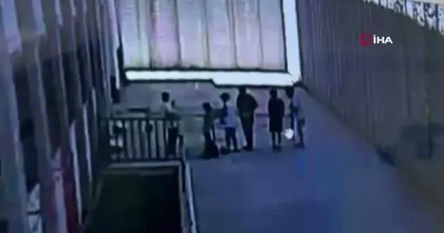 4 yaşındaki çocuğun üzerine devrildi! Aile okuldan şikayetçi oldu