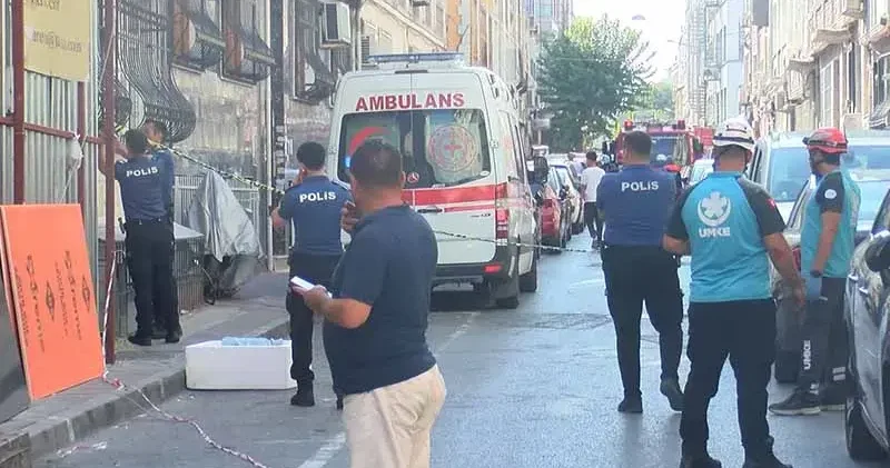 Fatih te yıkımı yapılan bina çöktü; 2 işçi yaralandı