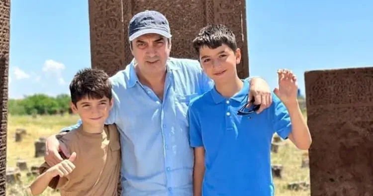 Necati Şaşmaz çocuklarıyla Ahlat ı ziyaret etti! Son hali dikkat çekti