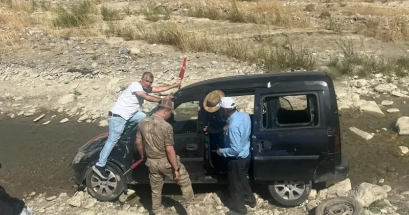Araç dere yatağına savruldu, yaralının yardımına çevredekiler koştu