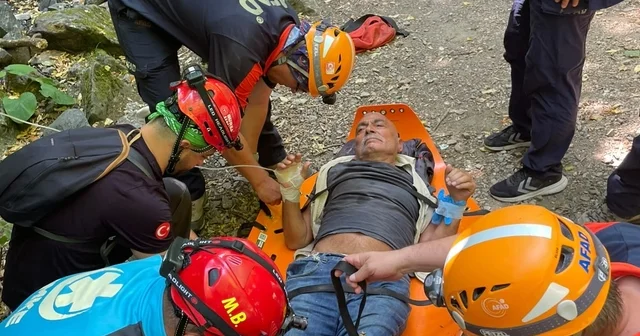 Uludağ da can pazarı... Ayağı kırılan 75 yaşındaki adam 5 saatlik çalışmayla kurtarıldı Uludağ eteklerinde kaybolan 2 kişi 5 saatlik çalışmayla bulundu Bursa Haberleri Habertürk Yerel Haberler