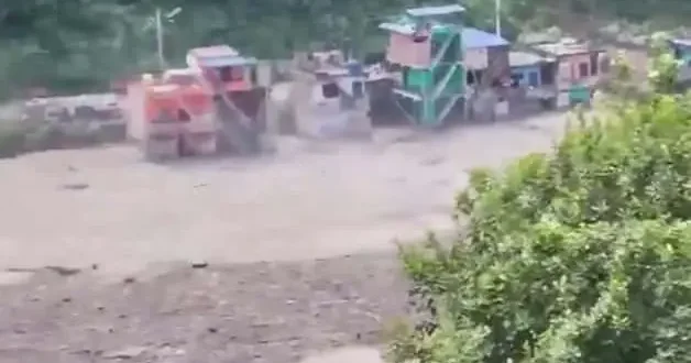 Yanardağ patlıyor sandık! Nehir taştı, köyler sular altında kaldı