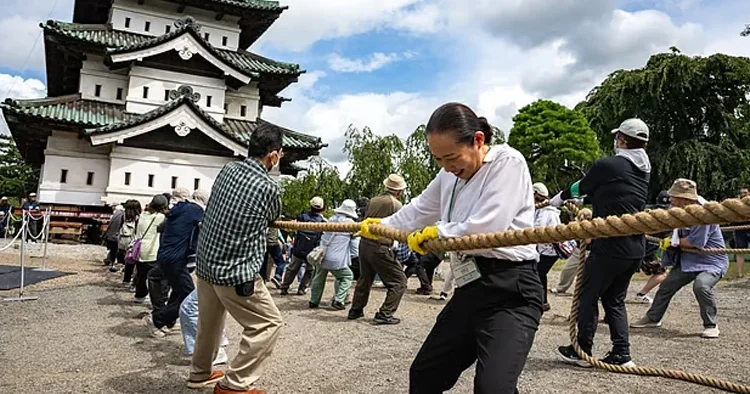 Japon kalesi halatlarla taşındı! Bin kişi 400 tonluk Hirosaki yi yerinden kaldırdı