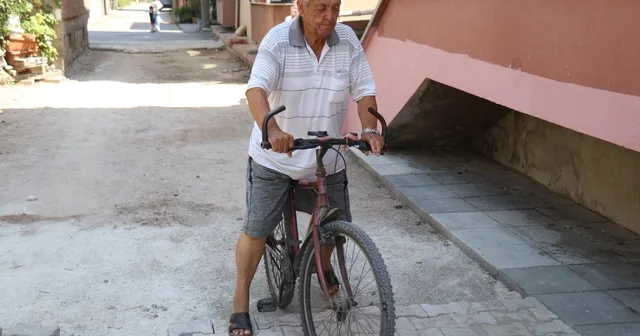 Belediye işi yarım bırakıp gitti, çilesi vatandaşa kaldı Mahallelinin 9 aylık yol çilesi Belediyenin yapacağı iş için 81 yaşındaki ben uğraşıyorum Sakarya Haberleri Habertürk Yerel Haberler