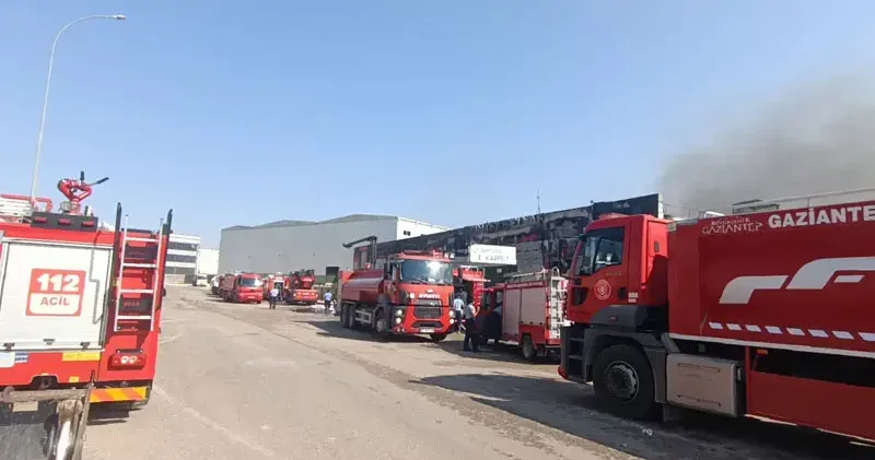 Gaziantep te elyaf fabrikasında yangın; 2 işçi dumandan etkilendi