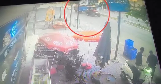 Adana da traktörden ayrılan römork 2 kişiye çarptı; kaza anı kamerada Adana Haberleri Habertürk Yerel Haberler