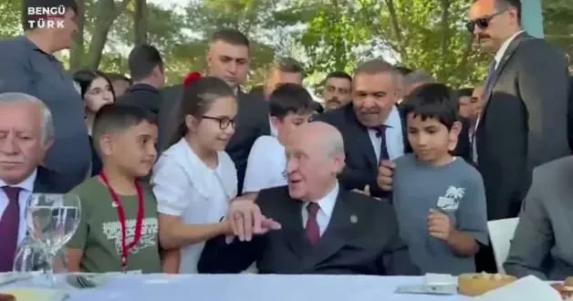 Ahlat’ta Bahçeli ile küçük çocuk arasında samimi diyalog: ‘Sen de öyle ol’