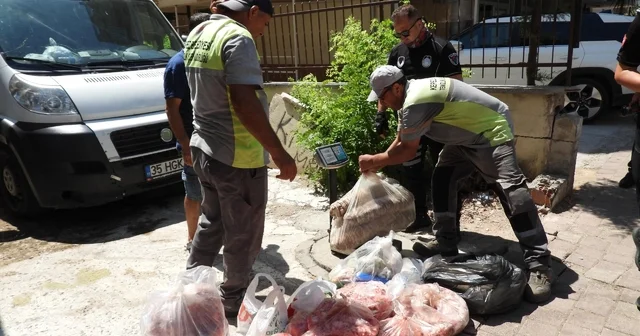 Antalya da son kullanma tarihi bulunmayan ve süresi geçmiş 152 kilo et ile 20 bidon turşuya el konuldu Mühürlenen işletmeye 26 bin 360 TL idari para cezası uygulandı Antalya Haberleri Habertürk Yerel Haberler