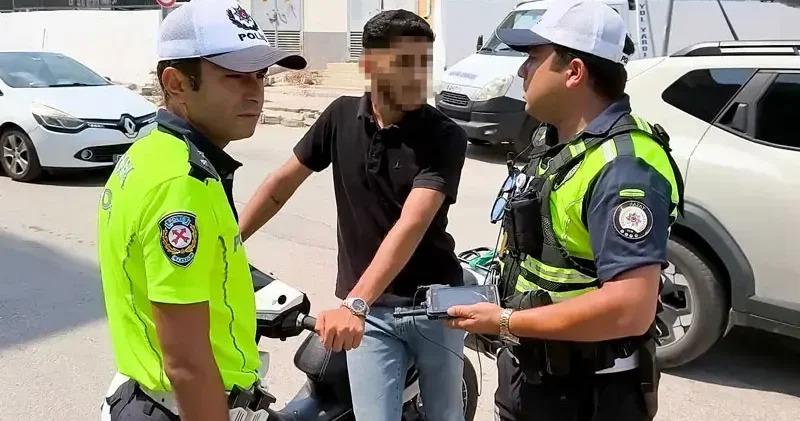 Ehliyetsiz sürücü, motosikletini araçların arasına park edip uygulamadan kaçmak isterken yakalandı