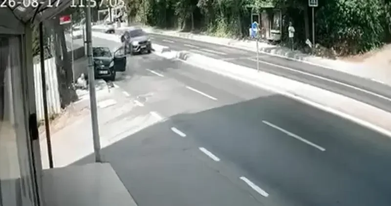 Pendik te yayayı fark edip manevra yaptı; vurduğu çöp konteyneri dede ve torununa çarptı