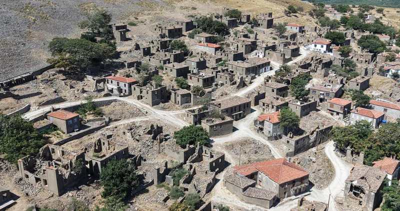Zamanın gözde yerleşim yeri Dereköy , hayalet köyü andırıyor
