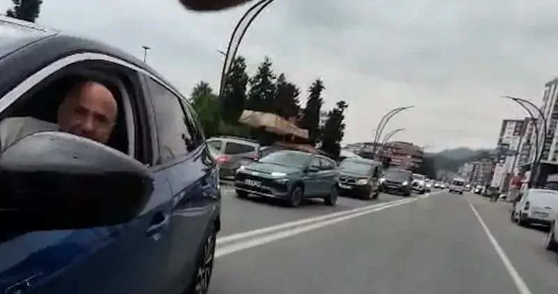 Otomobilden inen 2 kişinin tartıştıkları bisikletliyi darbettiği anlar kamerada