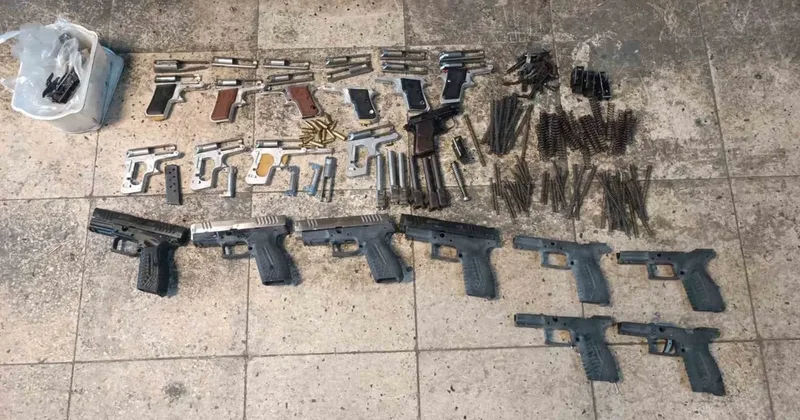 İzmir merkezli 2 ilde silah operasyonu: 13 gözaltı