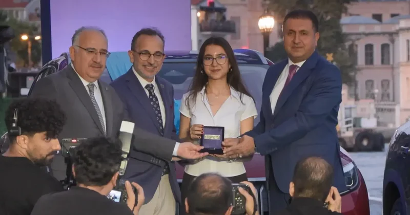 YKS de Türkiye birincisi olan 3 öğrenciye Togg hediye edildi