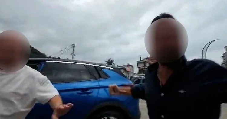 Öfkeyle kalkıp zararla oturdular: Otomobilden inip bisikletliye saldıranlara ders gibi ceza