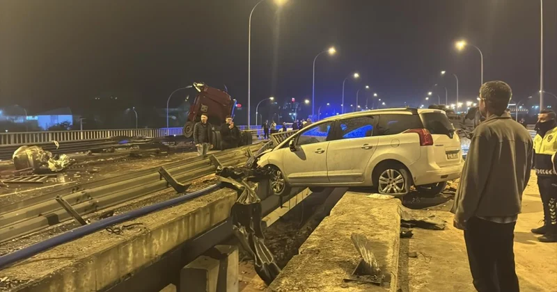 Afyonkarahisar da tuğla yüklü tır ile 3 otomobil çarpıştı