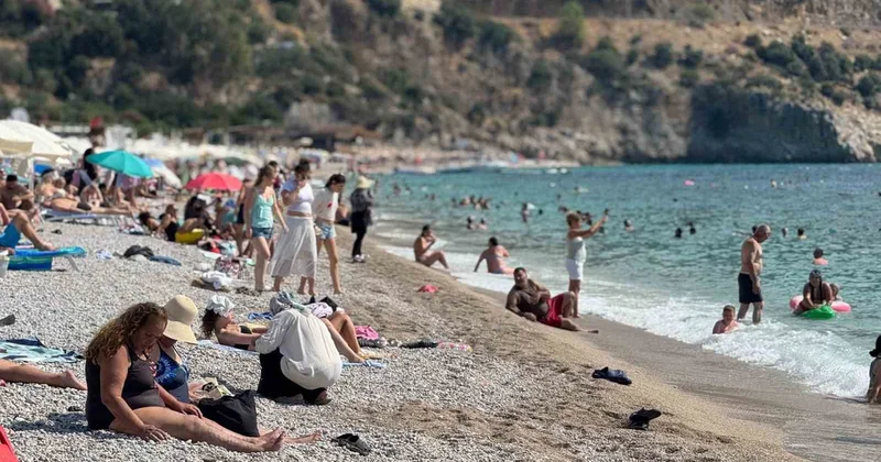 Fethiye de eylül sonunda hava 26, deniz suyu 28 derece, sahiller turistlerle doldu