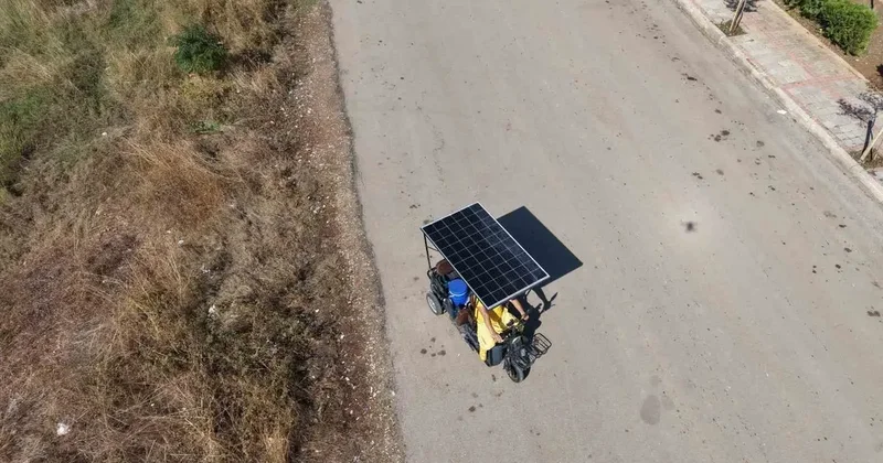 Adana sıcağını avantaja çevirdi: Dondurma sattığı motosikletine güneş paneli taktırdı