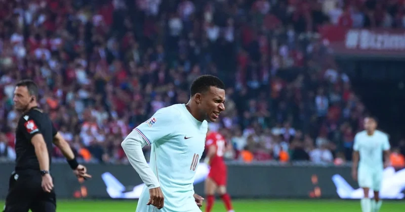Kylian Mbappe golü attı, oyundan çıkmak zorunda kaldı! Dünya yıldızı Türkiye de sakatlandı Sözcü Gazetesi