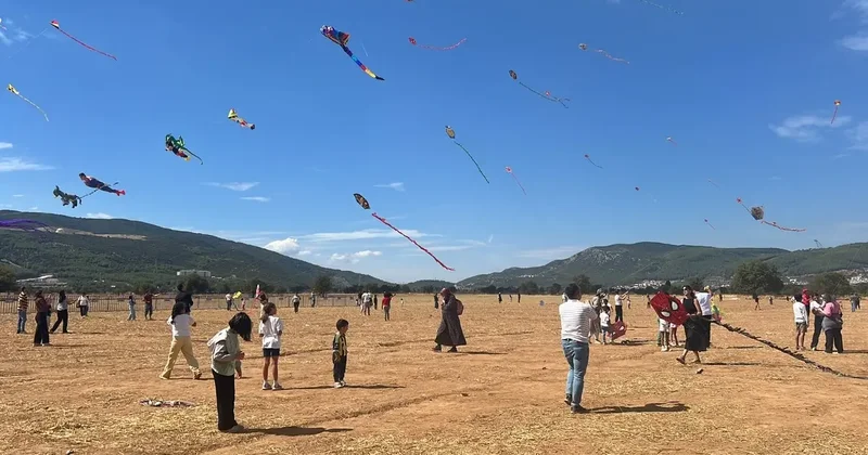 Muğla da gökyüzü uçurtmalarla renklendi