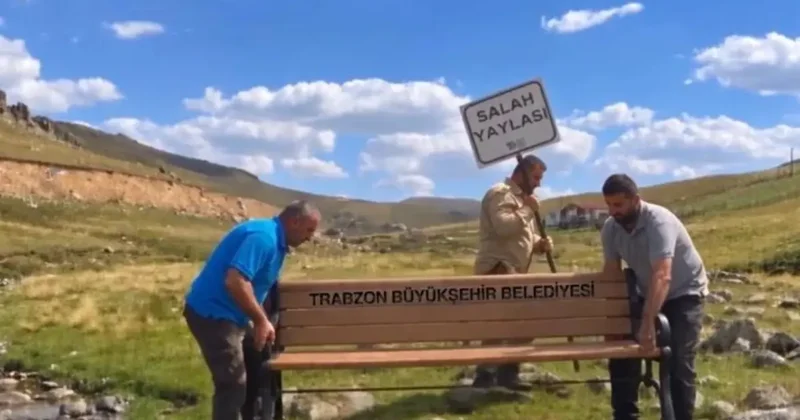 Salah ın oturduğu taşın yanına konulan tabela ve bank bir gecede kayboldu