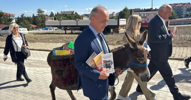 Eşeğiyle kitap taşıyor, köy çocuklarının hayallerine ışık oluyor