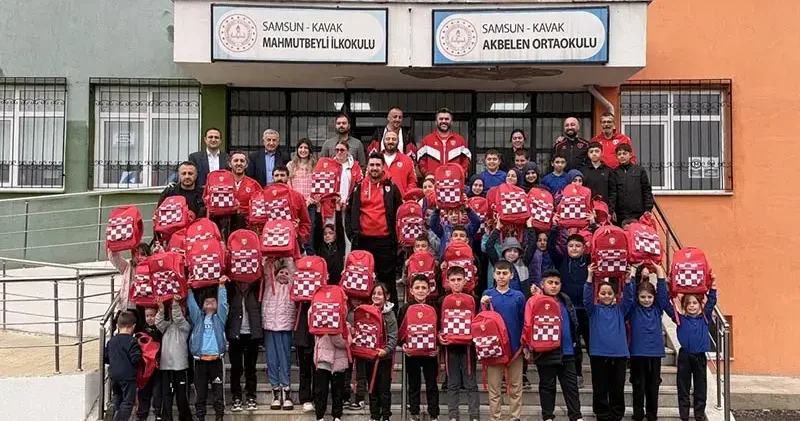 Samsun’da kırsaldaki öğrencilere Samsunspor çantası