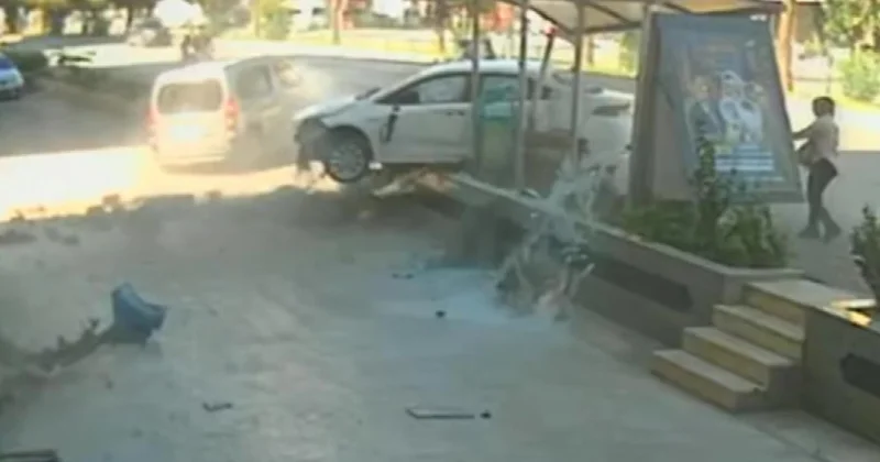 Antalya da otomobil önce yayaya sonra otobüs durağına çarptı