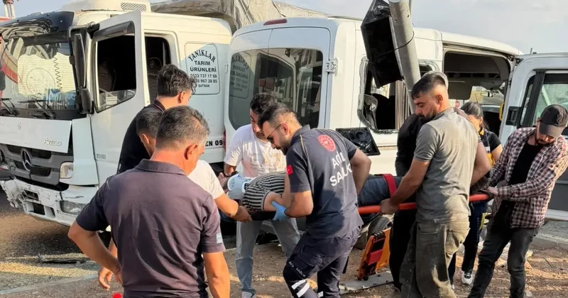 Buğday yüklü kamyon ile minibüs çarpıştı: 6 yaralı
