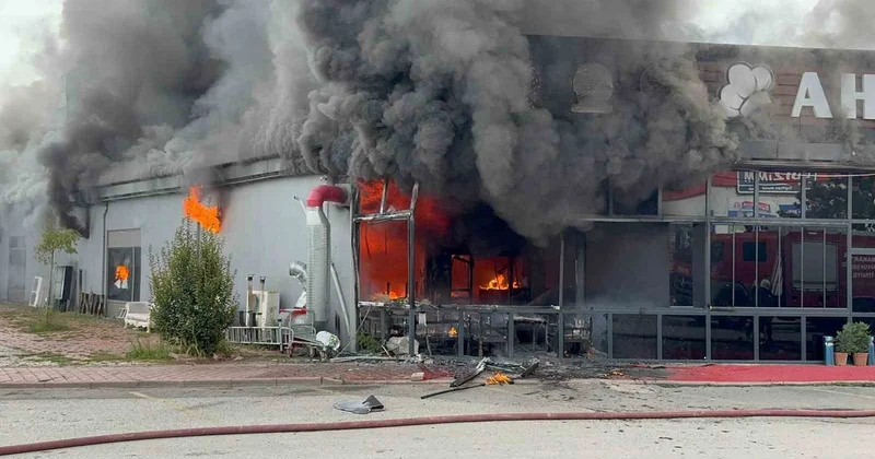 Sakarya Serdivan da restoran yangınına çok sayıda ekip sevk edildi, müdahale sürüyor