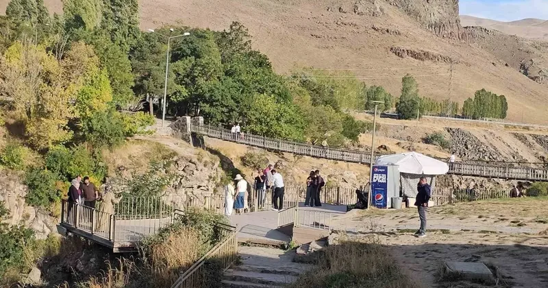 İranlı turistlerden Muradiye Şelalesi’ne büyük ilgi
