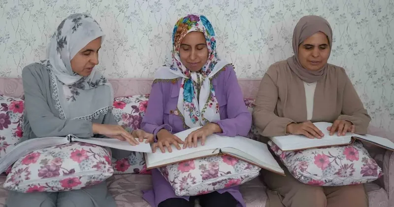Görme engelli 3 kardeş azimle üniversiteyi kazandı