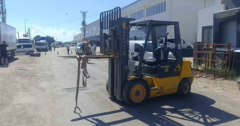 Forkliftin vinç demirine başını çarpan motosiklet sürücüsü kaldırıldığı hastanede öldü