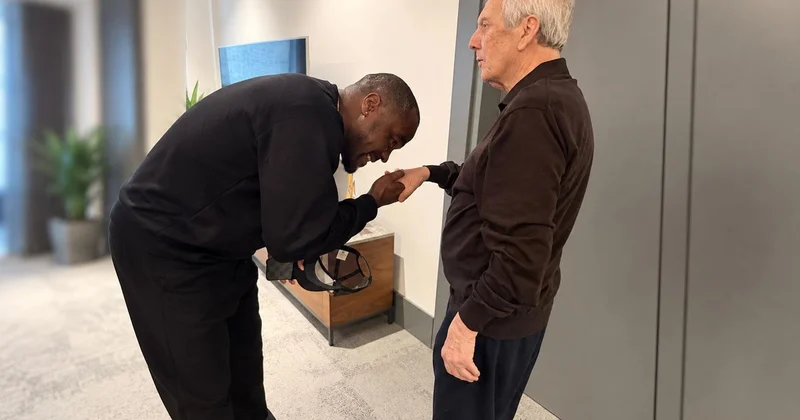 Emenike den Aziz Yıldırım a vefa ziyareti! Elini öpüp Aziz Baba dedi