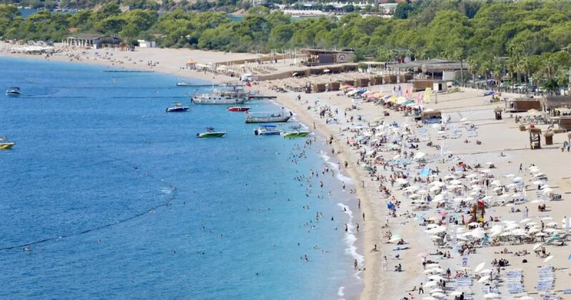Sıcak hava Ölüdeniz plajlarında turist yoğunluğunu artırdı