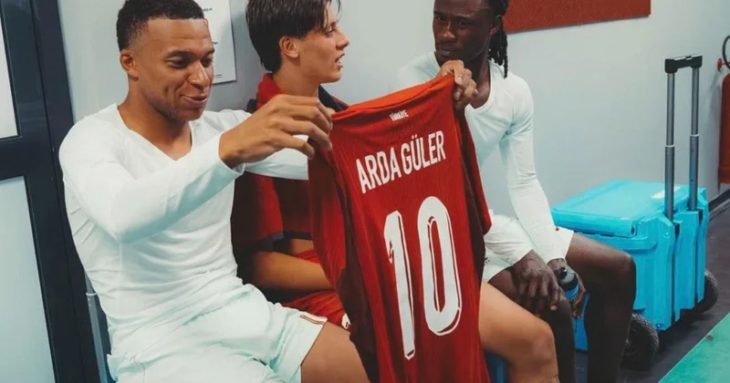 Bu fotoğrafın anlamı çok başka! Mbappe nin Arda Güler in formasına bakışına dikkat