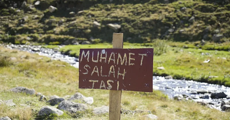 Muhammed Salah ın fotoğraf çektirdiği yayladaki bank ve tabela yerinden söküldü!